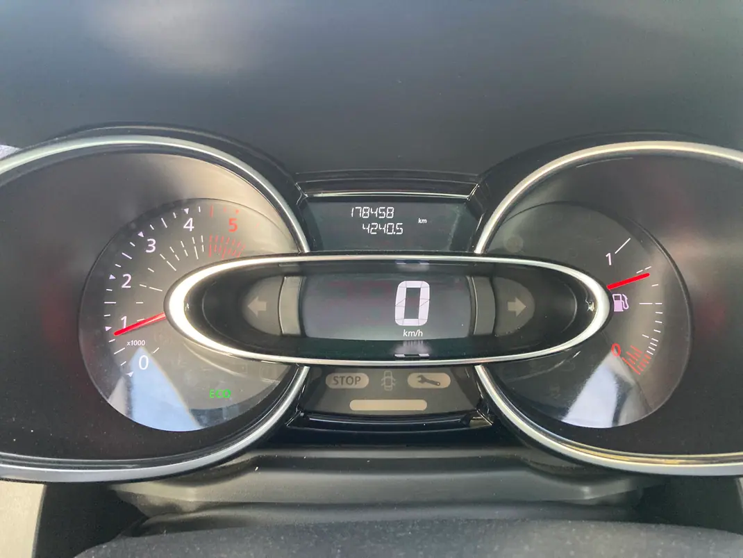 Renault Clio Sport Tourer 2019 - 9100 EUR, 178600 km - AUTO.MOTO.pt - 178600km - foto 11 de 16