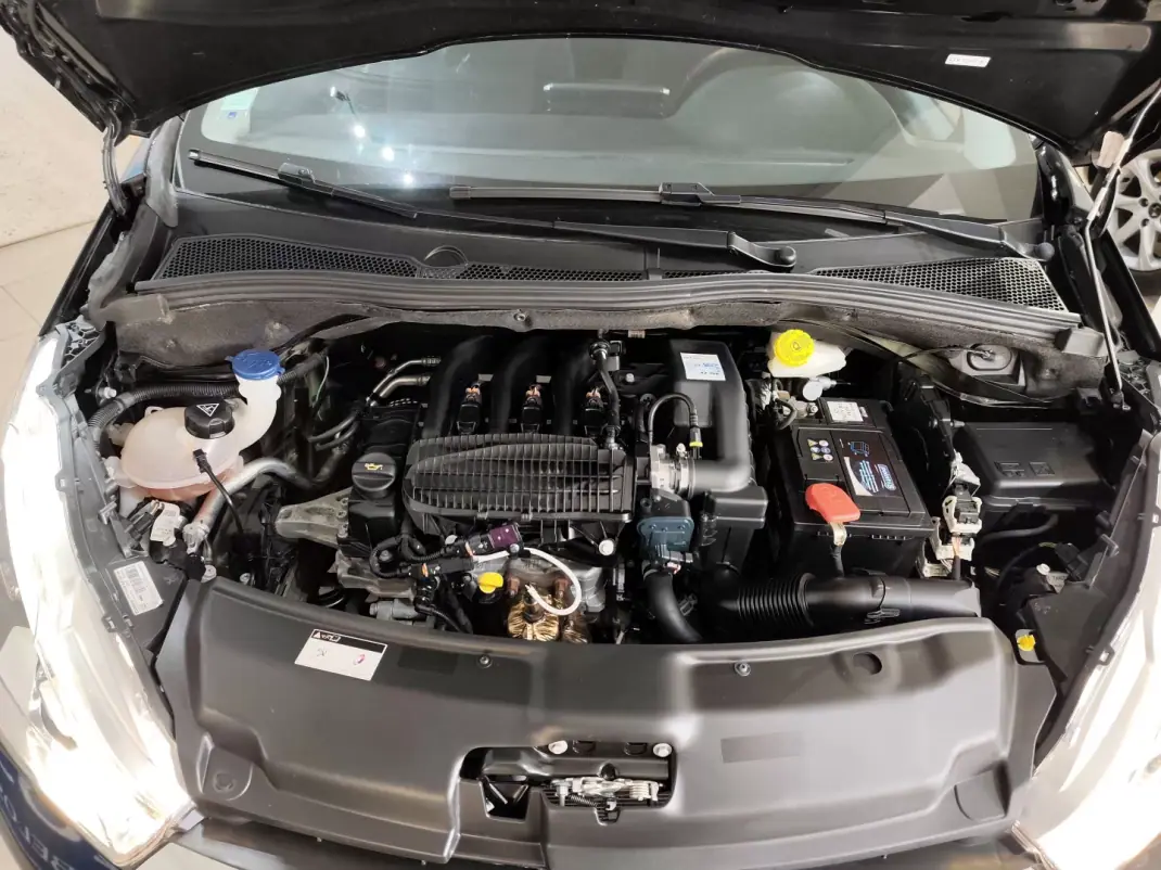 Peugeot 208 2018 - 9750 EUR, 48000 km - AUTO.MOTO.pt - 48000km - foto 24 de 25