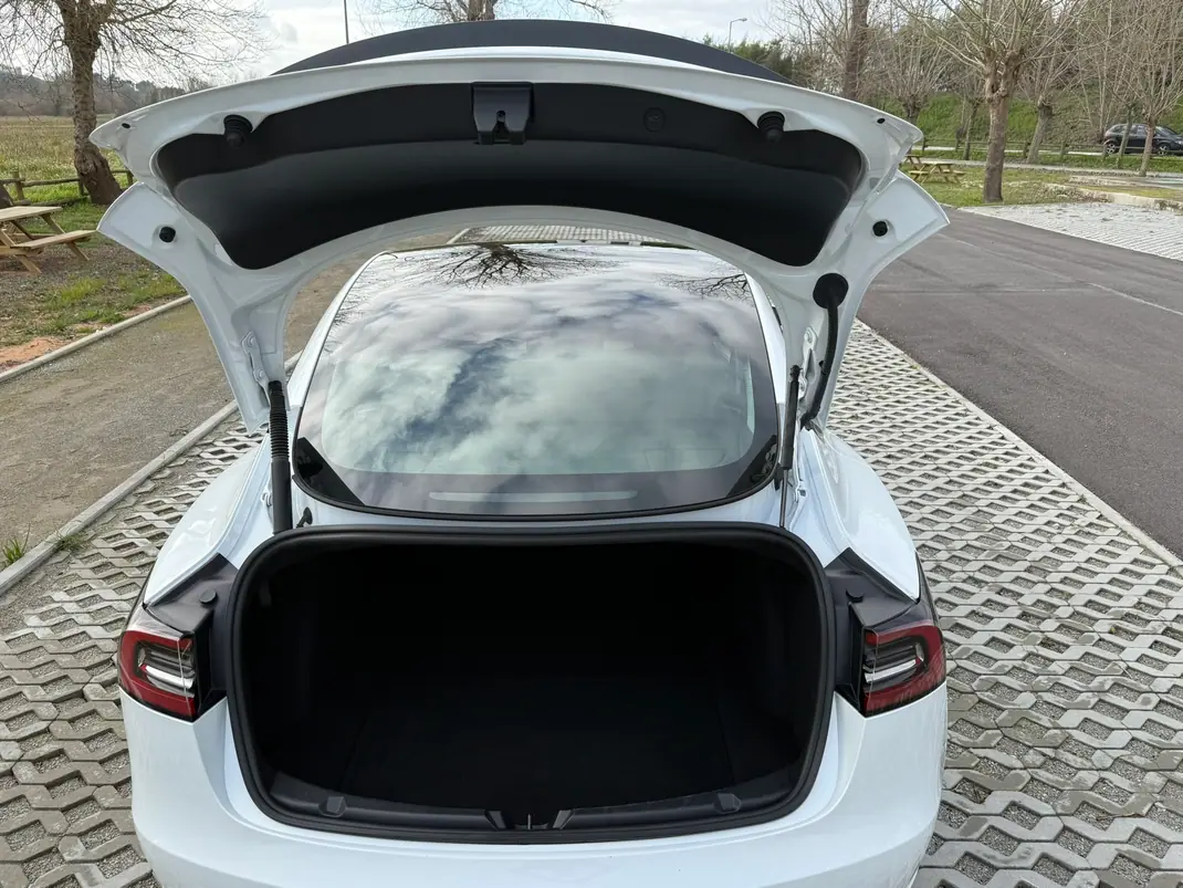 Tesla Model 3 2022 - 33500 EUR, 70000 km - AUTO.MOTO.pt - 70000km - foto 17 de 30