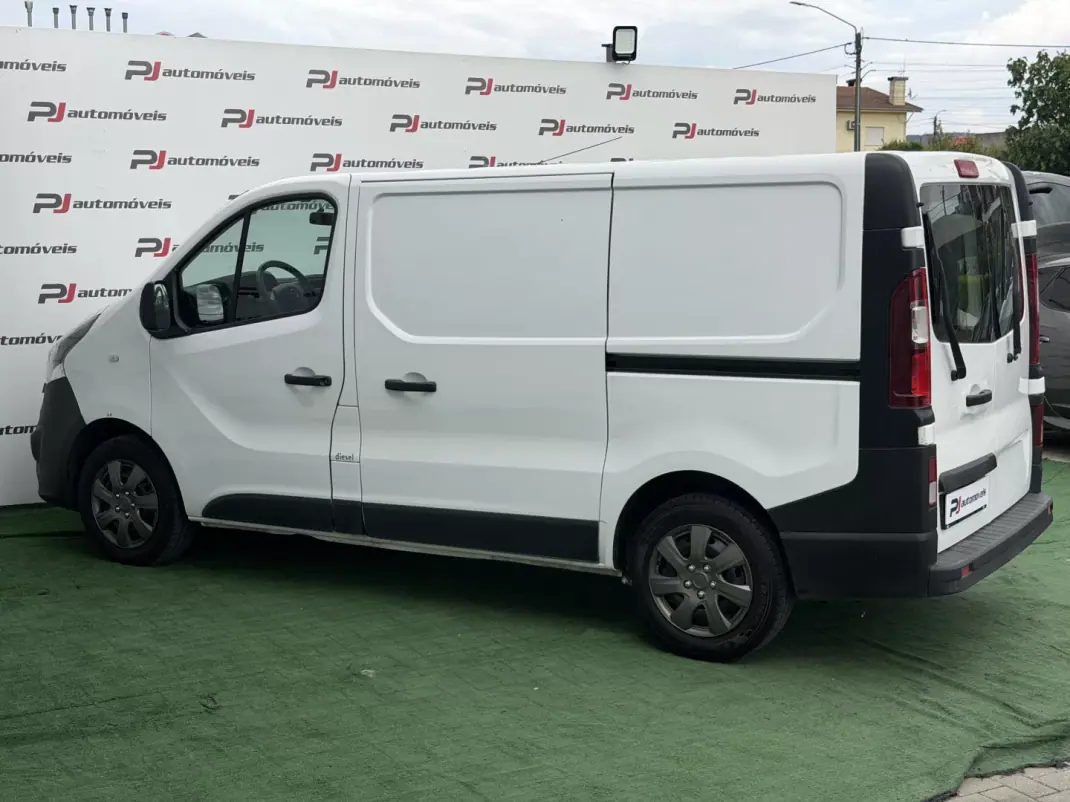 Opel 2018 - 13990 EUR, 110800 km - AUTO.MOTO.pt - 110800km - foto 6 de 17