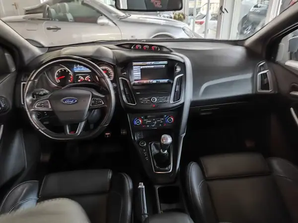 Ford Focus 2015 - 20500 EUR, 125550 km - AUTO.MOTO.pt - 125550km - foto 39 de 40