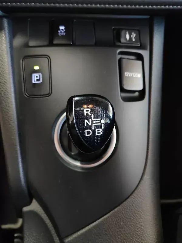 Toyota Auris Touring Sports 2018 - 16950 EUR, 109000 km - AUTO.MOTO.pt - 109000km - foto 33 de 37