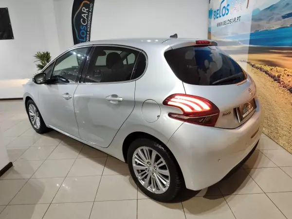Peugeot 208 2018 - 9750 EUR, 81000 km - AUTO.MOTO.pt - 81000km - foto 5 de 26