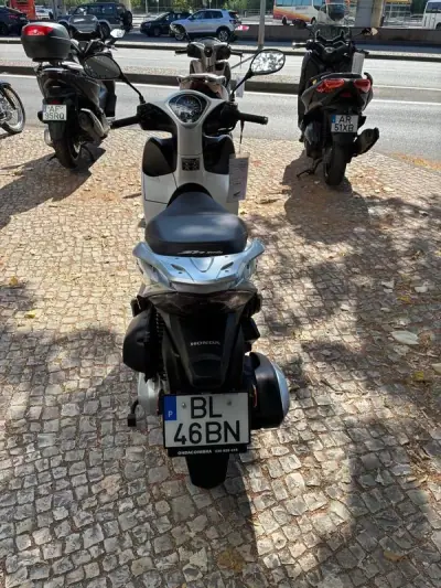 Honda SH 150i 2024 - 2250 EUR, 5266 km - AUTO.MOTO.pt - 5266km - foto 2 de 12