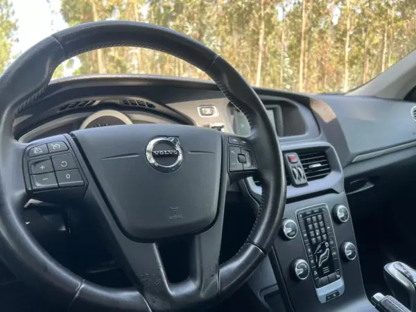 Volvo V40 2017 - 15900 EUR, 120000 km - AUTO.MOTO.pt - 120000km - foto 15 de 39