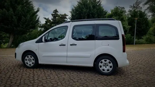 Peugeot Partner 2018 - 14900 EUR, 160000 km - AUTO.MOTO.pt - 160000km - foto 18 de 23
