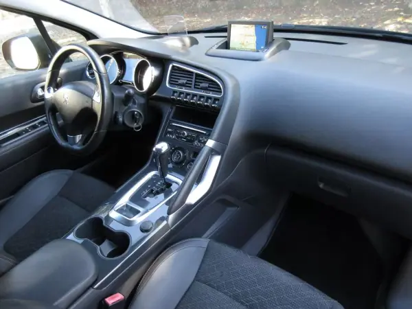 Peugeot 3008 2016 - 13990 EUR, 143000 km - AUTO.MOTO.pt - 143000km - foto 30 de 53