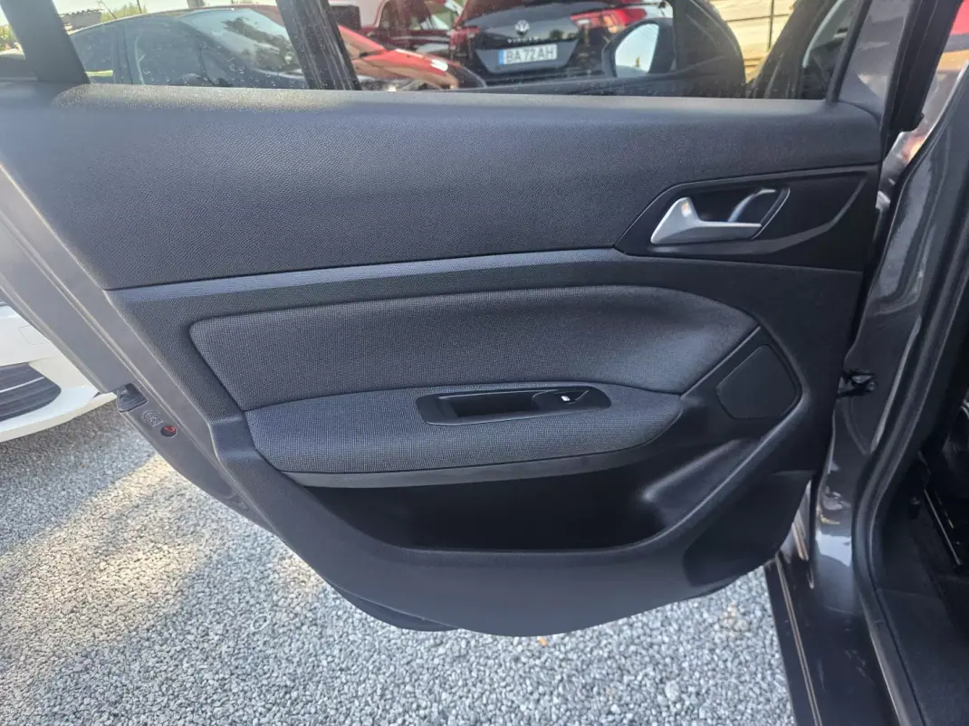 Peugeot 308 2018 - 13200 EUR, 61900 km - 61900km - foto 28 de 37