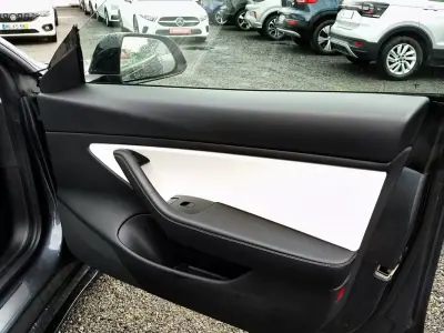 Tesla Model 3 2020 - 30400 EUR, 105371 km - AUTO.MOTO.pt - 105371km - foto 13 de 26