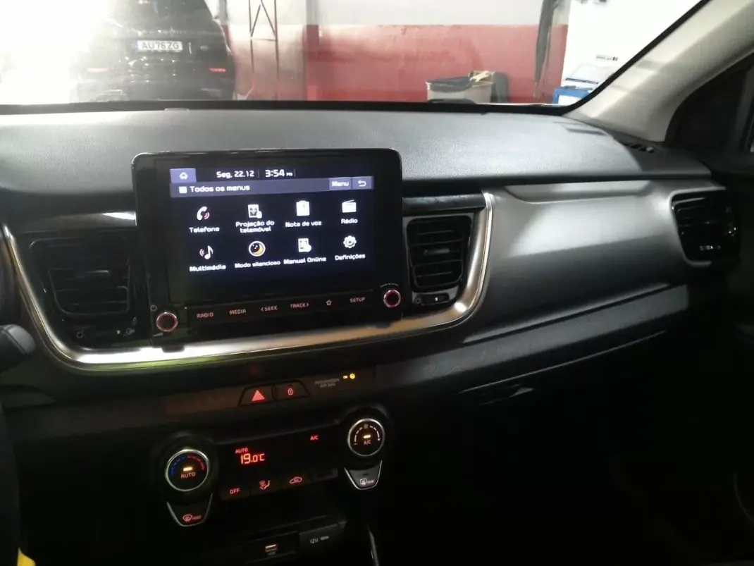 Kia Stonic 2021 - 14250 EUR, 144834 km - AUTO.MOTO.pt - 144834km - foto 6 de 8