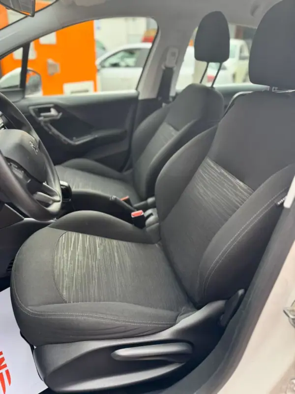 Peugeot 208 VAN 1.6 HDi Premium 2017 - 9750 EUR, 95494 km - 95494km - foto 13 de 15
