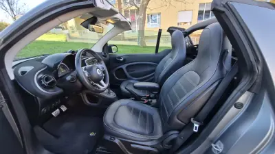 Smart Fortwo Cabrio 2018 - 15480 EUR, 38000 km - AUTO.MOTO.pt - 38000km - foto 13 de 19