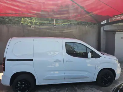 Citroën BERLINGO 3 LUGARES 2020 - 11499 EUR, 122000 km - AUTO.MOTO.pt - 122000km - foto 4 de 12