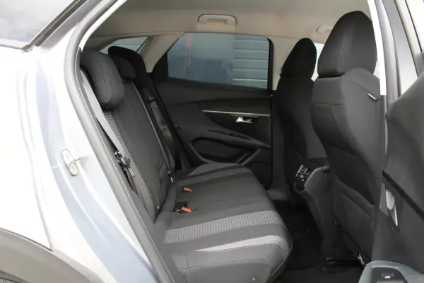 Peugeot 3008 2018 - 18000 EUR, 97000 km - AUTO.MOTO.pt - 97000km - foto 12 de 18