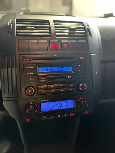 Volkswagen Polo 2009 - 6000 EUR, 189000 km - AUTO.MOTO.pt - 189000km - foto 16 de 21