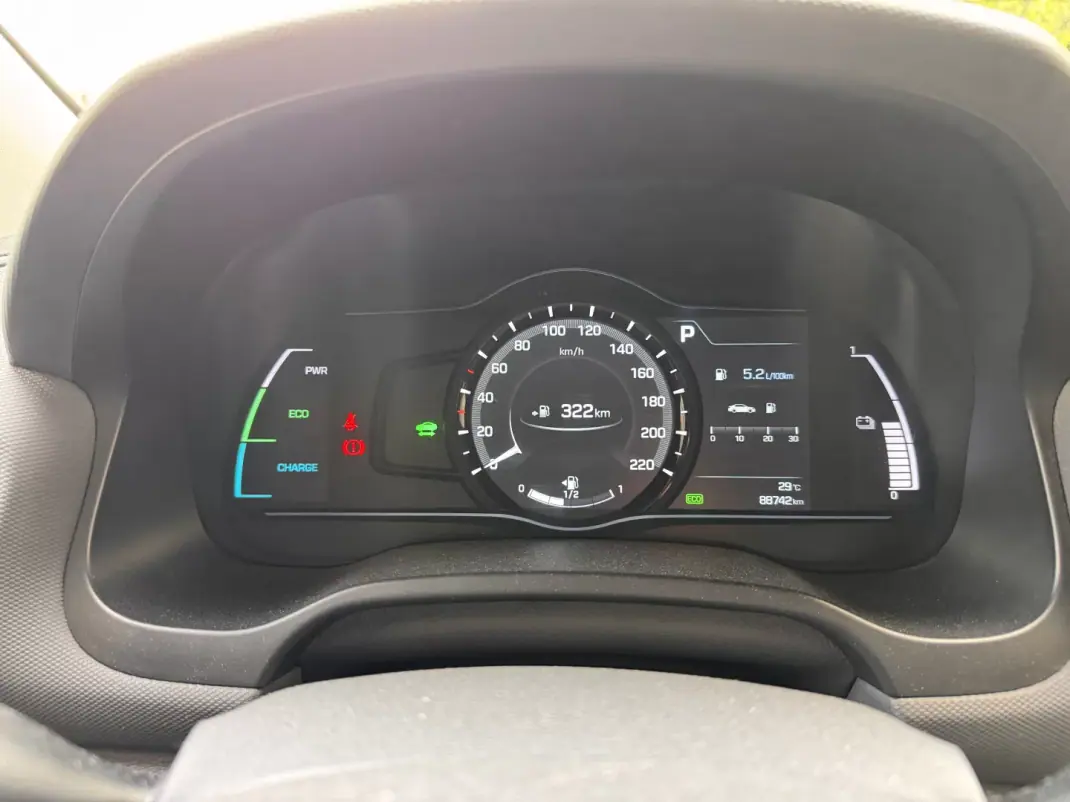 Hyundai Ioniq 2017 - 13250 EUR, 88000 km - AUTO.MOTO.pt - 88000km - foto 10 de 23