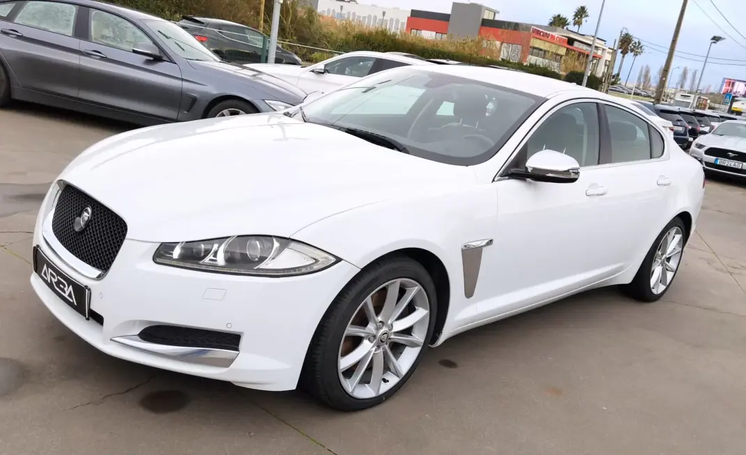 Jaguar XF 2013 - 26000 EUR, 220000 km - AUTO.MOTO.pt - 220000km - foto 1 de 11