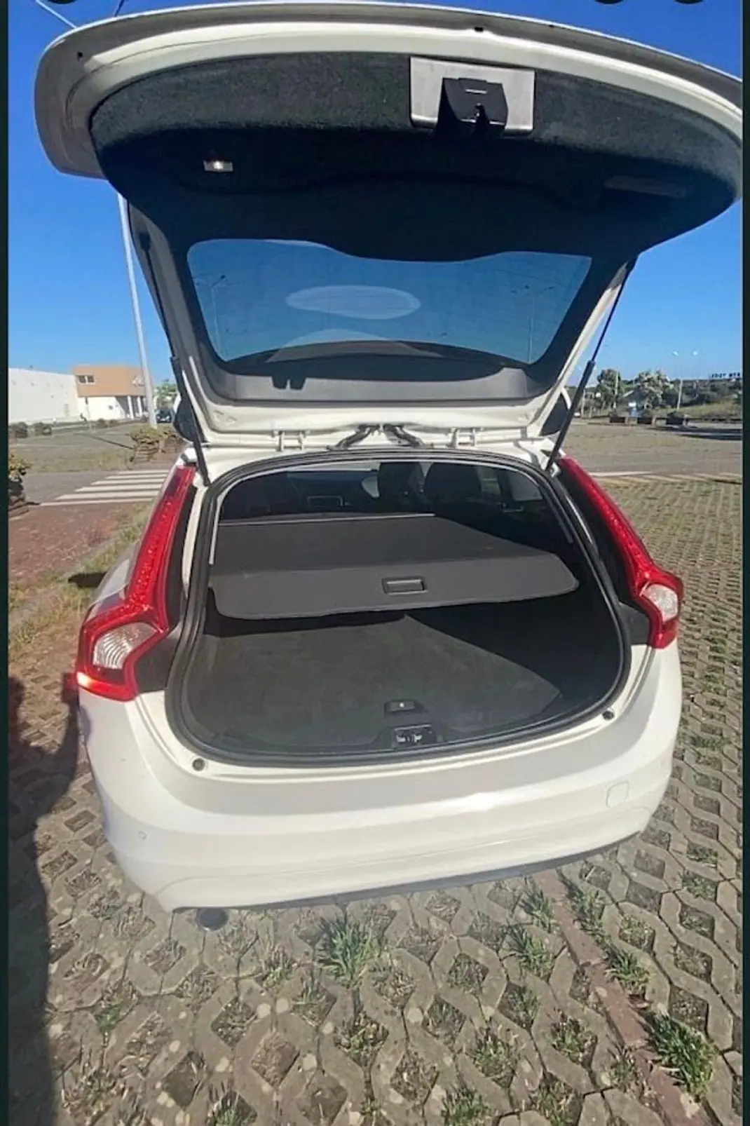 Volvo V60 2015 - 8900 EUR, 206200 km - 206200km - foto 7 de 11