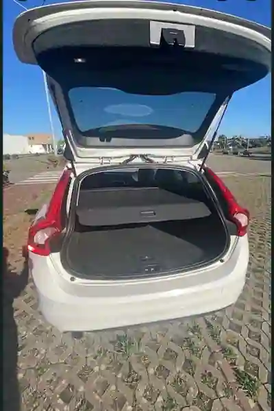 Volvo V60 2015 - 8900 EUR, 206200 km - 206200km - foto 7 de 11