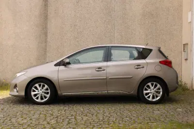 Toyota Auris 2012 - 11500 EUR, 179433 km - AUTO.MOTO.pt - 179433km - foto 2 de 34