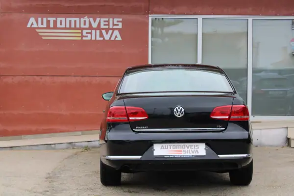 Volkswagen Passat 2011 - 10990 EUR, 174000 km - AUTO.MOTO.pt - 174000km - foto 8 de 30