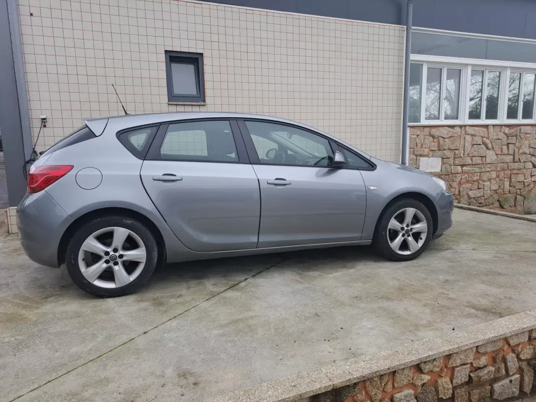 Opel Astra 2010 - 6850 EUR, 106026 km - AUTO.MOTO.pt - 106026km - foto 3 de 11