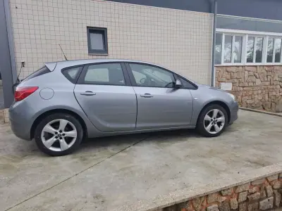 Opel Astra 2010 - 6850 EUR, 106026 km - AUTO.MOTO.pt - 106026km - foto 3 de 11
