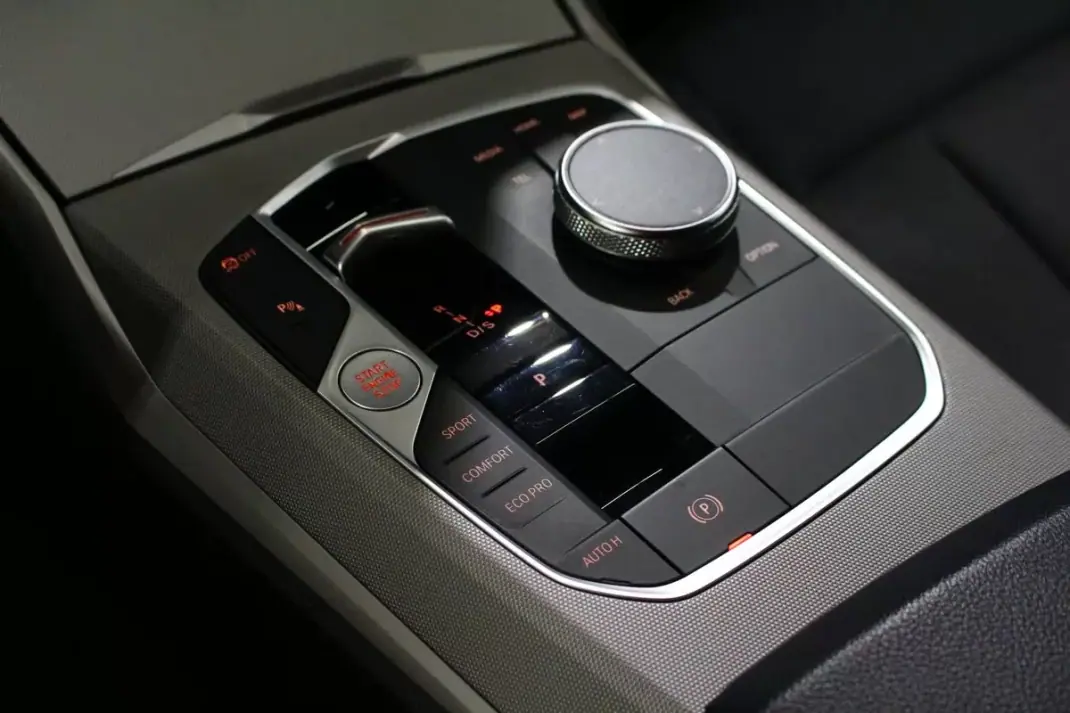 BMW 318 2022 - 27250 EUR, 132000 km - AUTO.MOTO.pt - 132000km - foto 36 de 38