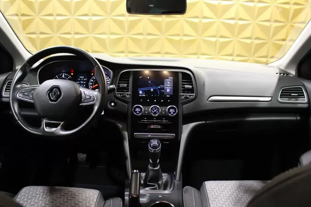 Renault Mégane Sport Tourer 2021 - 15290 EUR, 168000 km - AUTO.MOTO.pt - 168000km - foto 12 de 30