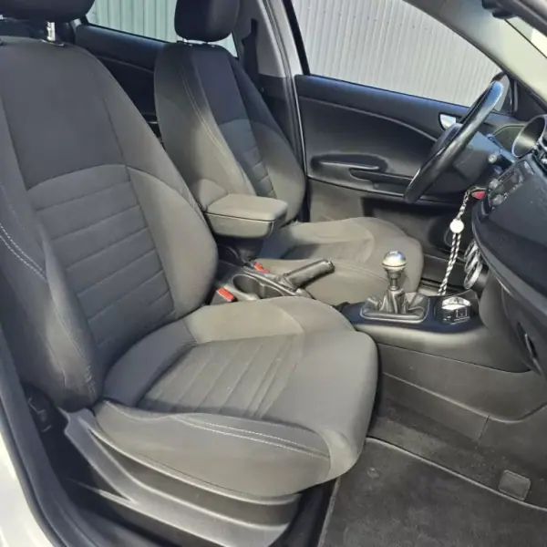 Alfa Romeo Giulietta 2016 - 10950 EUR, 172955 km - AUTO.MOTO.pt - 172955km - foto 20 de 32