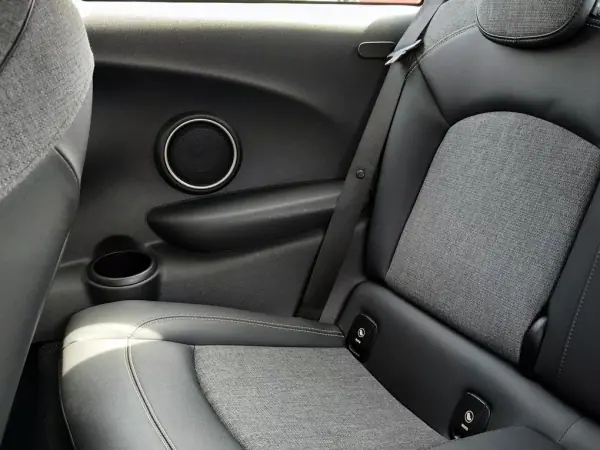 MINI Berlingo 2015 - 18000 EUR, 101200 km - AUTO.MOTO.pt - 101200km - foto 24 de 29