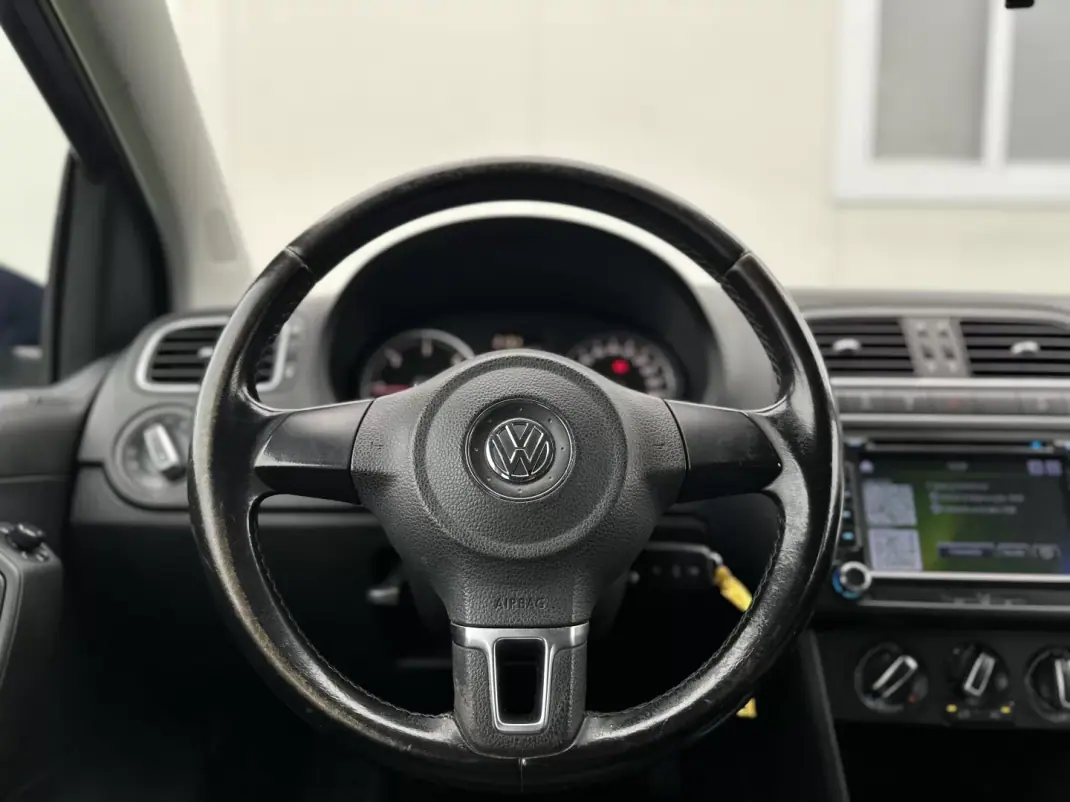 Volkswagen Polo 2010 - 7490 EUR, 151000 km - AUTO.MOTO.pt - 151000km - foto 18 de 30