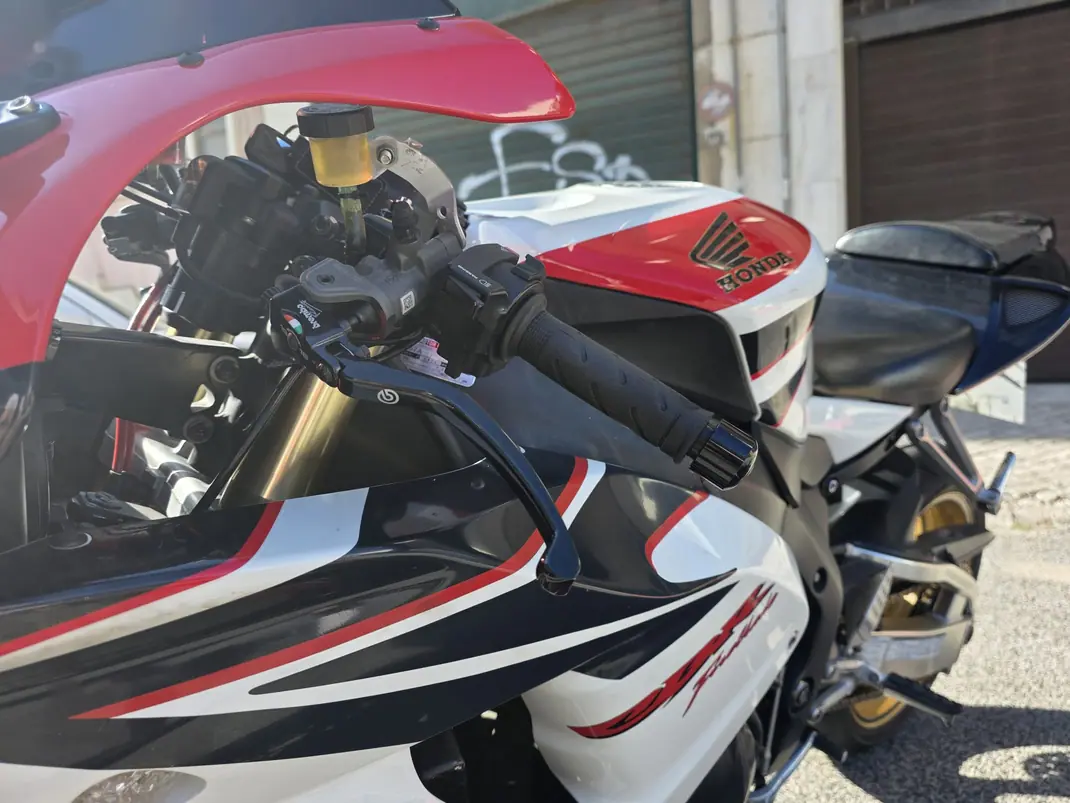 Honda CBR 1000RR 2008 - 7000 EUR, 31303 km - AUTO.MOTO.pt - 31303km - foto 3 de 12