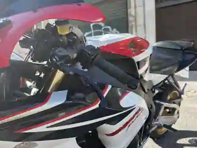 Honda CBR 1000RR 2008 - 7000 EUR, 31303 km - AUTO.MOTO.pt - 31303km - foto 3 de 12