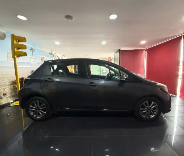 Toyota Yaris 2014 - 13500 EUR, 125000 km - AUTO.MOTO.pt - 125000km - foto 8 de 21