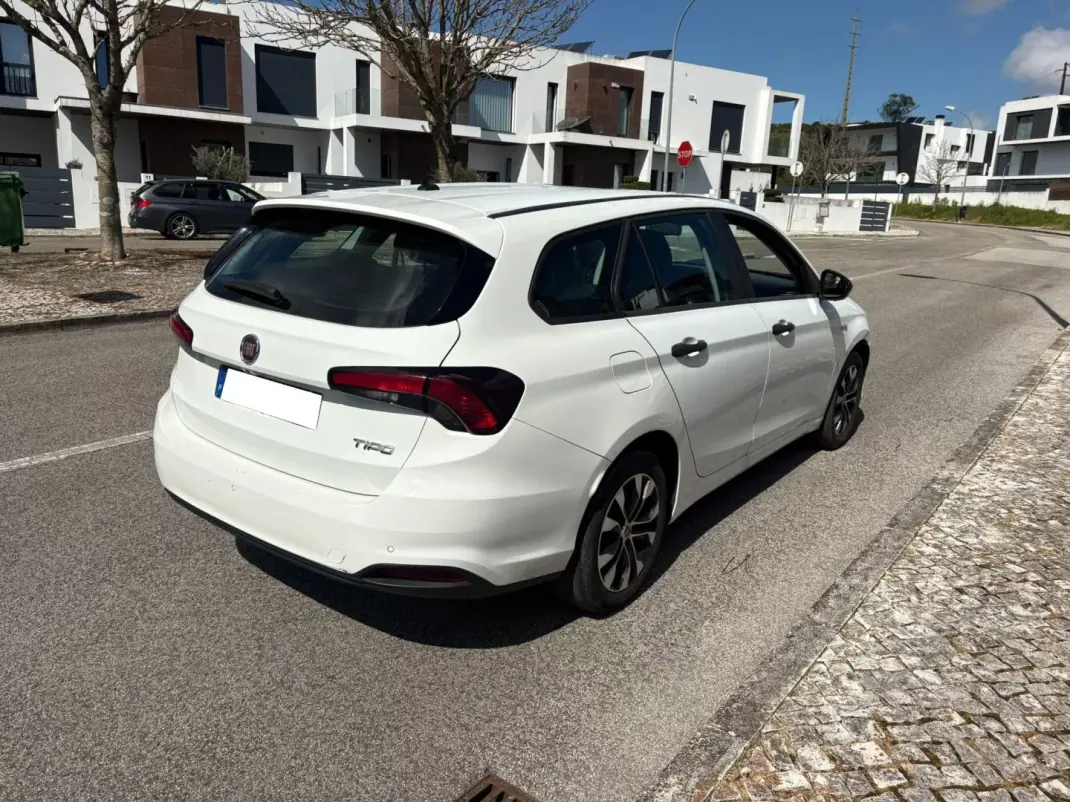Fiat Tipo Station Wagon 2021 - 9999 EUR, 100000 km - AUTO.MOTO.pt - 100000km - foto 4 de 10