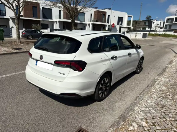 Fiat Tipo Station Wagon 2021 - 9999 EUR, 100000 km - AUTO.MOTO.pt - 100000km - foto 4 de 10