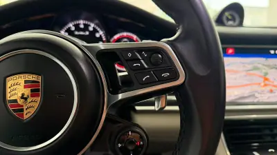 Porsche Panamera 2018 - 79990 EUR, 140973 km - AUTO.MOTO.pt - 140973km - foto 22 de 36