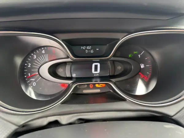 Renault Captur 2016 - 12990 EUR, 142000 km - AUTO.MOTO.pt - 142000km - foto 15 de 23