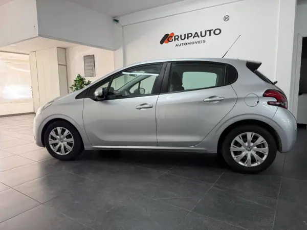 Peugeot 208 2015 - 8500 EUR, 152000 km - 152000km - foto 3 de 26
