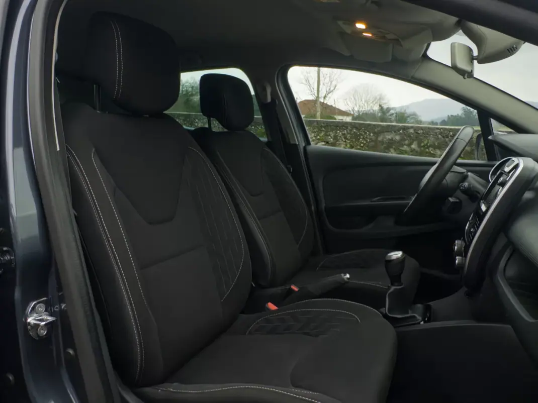 Renault Clio 2019 - 10990 EUR, 128000 km - AUTO.MOTO.pt - 128000km - foto 43 de 43