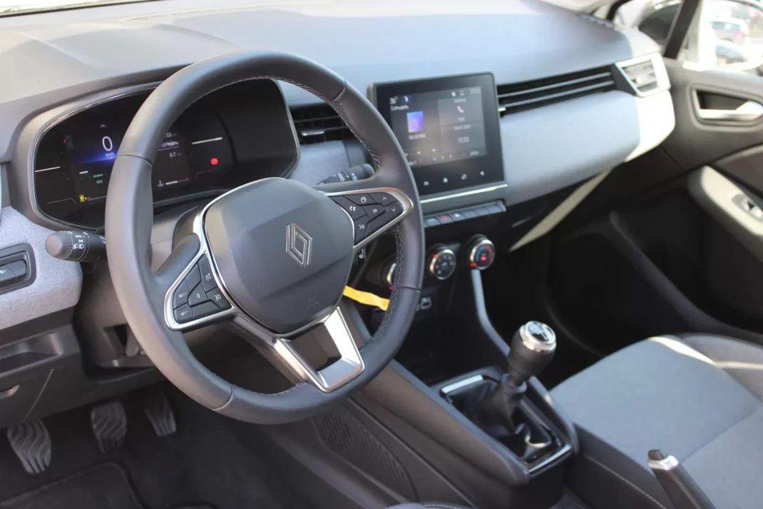 Renault Clio 2024 - 18750 EUR, 1753 km - AUTO.MOTO.pt - 1753km - foto 8 de 22