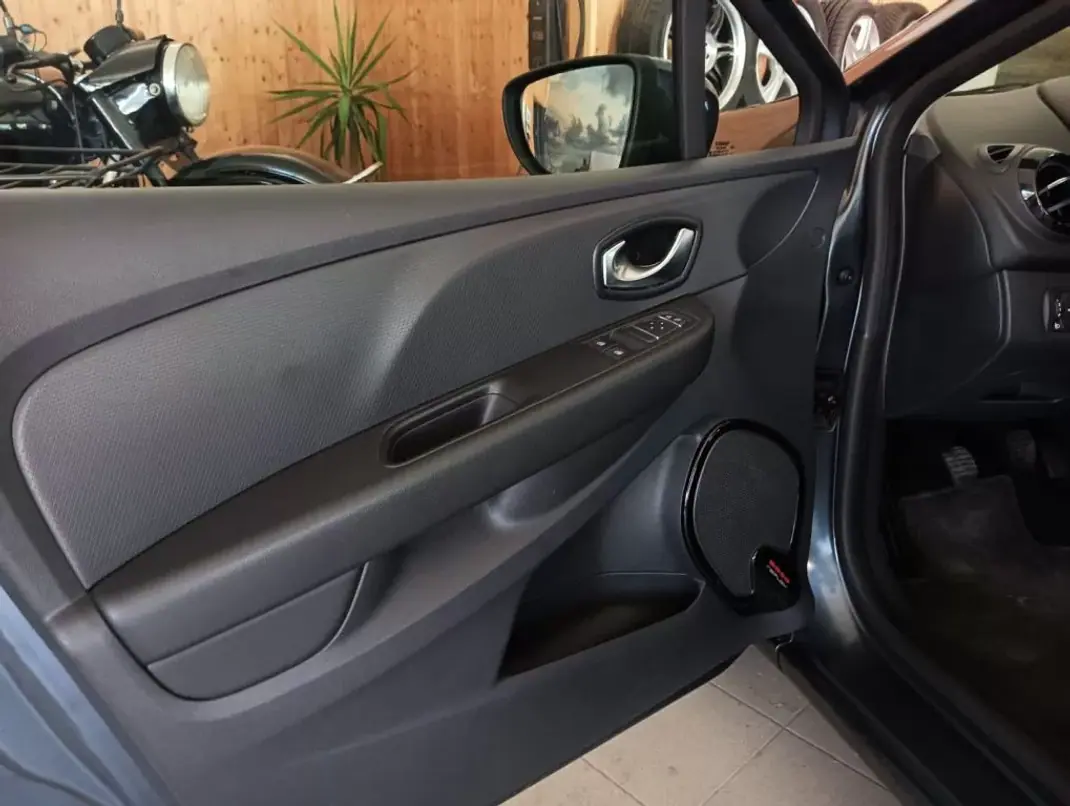 Renault Clio 2017 - 12900 EUR, 58000 km - AUTO.MOTO.pt - 58000km - foto 7 de 17