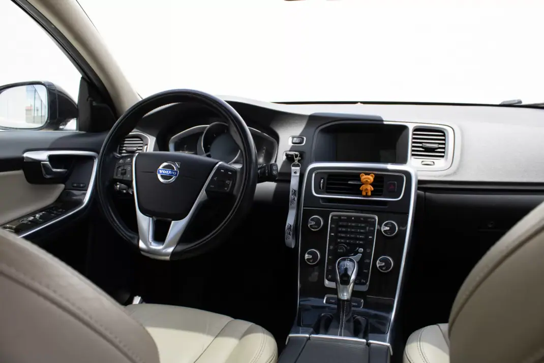 Volvo V60 2013 - 12500 EUR, 242000 km - 242000km - foto 39 de 45