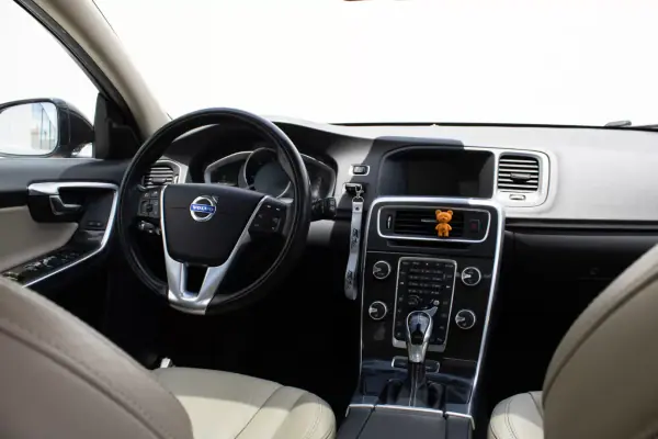 Volvo V60 2013 - 12500 EUR, 242000 km - AUTO.MOTO.pt - 242000km - foto 39 de 45