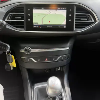 Peugeot 308 2019 - 11990 EUR, 129400 km - AUTO.MOTO.pt - 129400km - foto 19 de 20