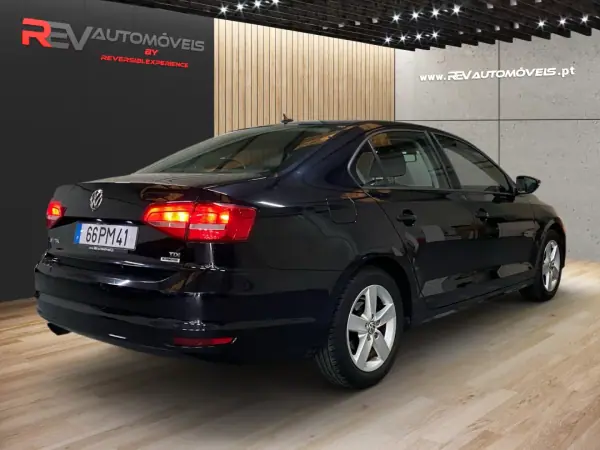 Volkswagen Jetta 2015 - 8950 EUR, 305000 km - AUTO.MOTO.pt - 305000km - foto 3 de 20