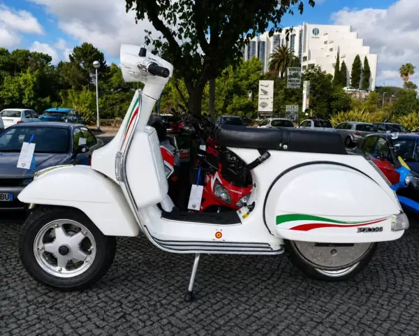 Piaggio Vespa 2013 - 5450 EUR, 9000 km - AUTO.MOTO.pt - 9000km - foto 2 de 6