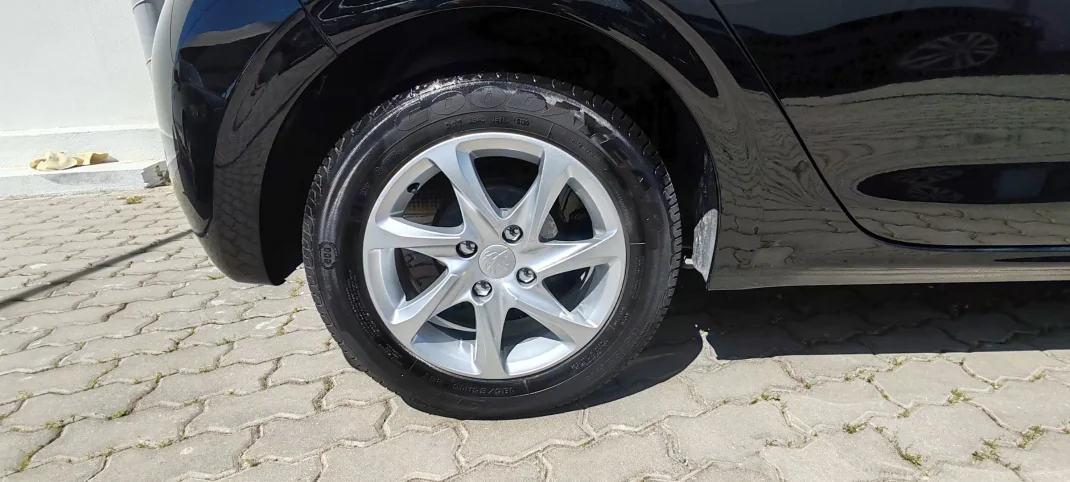 Peugeot 208 2014 - 11900 EUR, 193379 km - 193379km - foto 23 de 23