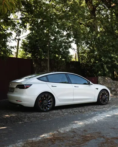 Tesla Model 3 2021 - 31999 EUR, 127000 km - AUTO.MOTO.pt - 127000km - foto 7 de 14